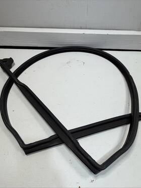 7046400 Bmw 03-10 E64 650 645 M6 Convertible Rear Decklid Weather Seal Oem