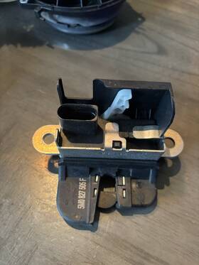 81999zqcf Metzger Trunk Latch - 2012-2019 Volkswagenbeetle Used 81999zqcf Metzger Trunk Latch - 2012-2019 Volkswagenbeetle Used
