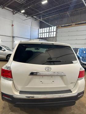 132100 Toyota Used Deck Lid Fits 2013 Highlander Manual Lift Stationary Glass Without Rear