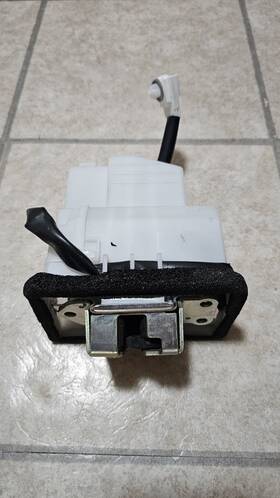 69110-35100 Toyota 2021-2023 4runner Rear Trunk Door Lock Actuator Motor Oem