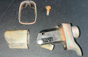 Volkswagen 211827503j/l Bus Westfalia Engine Bay Lid Lock Latch Gasket / Sleeve 211827503 J